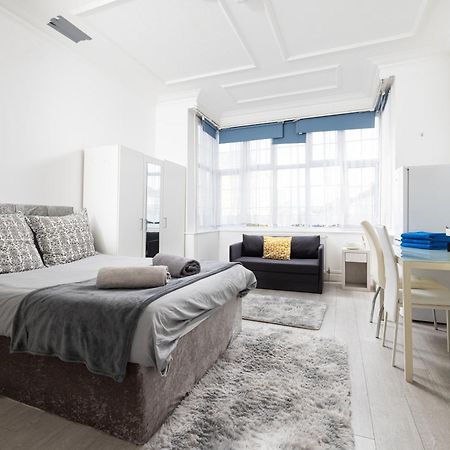 Bright Studio On Golders Green Road London Exterior photo